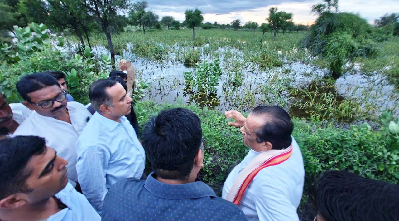 पचपदरा विधानसभा क्षेत्र के कई गांवों में जलमग्न हुई फसलें  -जिला प्रभारी मंत्री जोराराम कुमावत व विधायक अरूण चौधरी ने किया तूफान